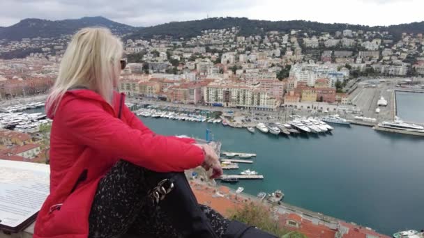 Женщина на горизонте Nice Port Lympia - Кадры, видео
