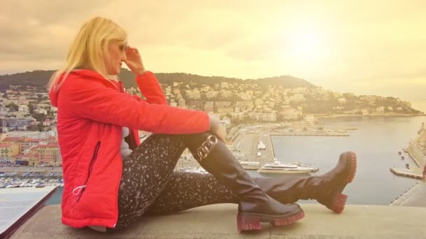 Nainen Nizzan Port Lympia auringonlasku - Materiaali, video