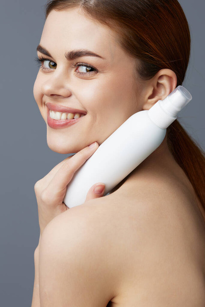 Güzel kadın vücut losyonu gençleştirme kozmetik ürünleri izole edilmiş arka plan - Fotoğraf, Görsel
