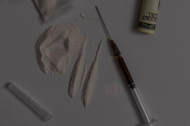 negócio perigoso - laboratório de drogas: pó branco, seringas e dinheiro - Foto, Imagem
