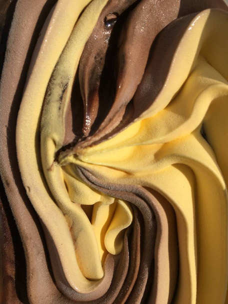 Çikolata ve vanilyalı dondurma manzarası - Fotoğraf, Görsel