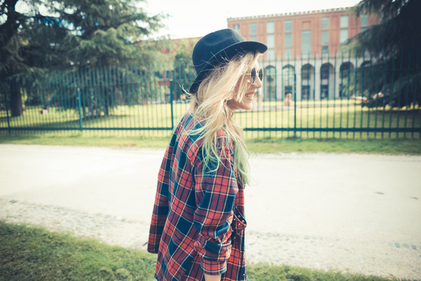 kaunis nuori blondi hiukset nainen hipster
 - Valokuva, kuva