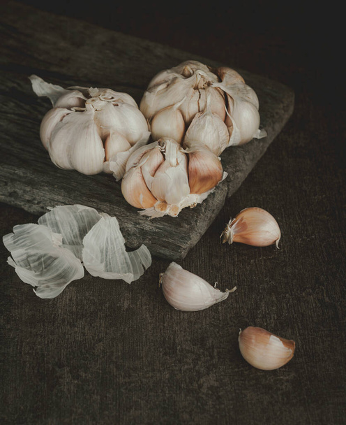 bunch of garlic on the table with dark background - Foto, Imagen