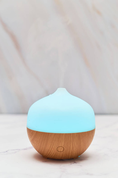 Aroma yağı difüzörü evdeki masada. Aromaterapi kavramı - Fotoğraf, Görsel
