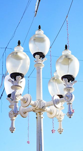 Типові ліхтарні стовпи на Moll de La Fusta, Port of Barcelona, Catalunya, Spain, Europe - Фото, зображення