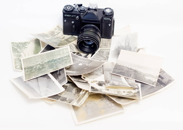 Fotos em papel fotográfico e câmera de filme. Memórias do passado - Foto, Imagem