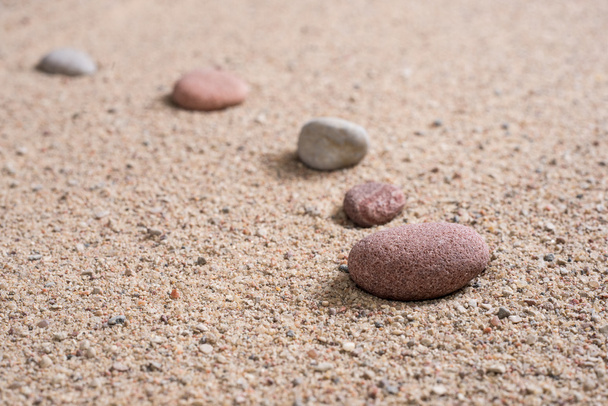 Дзен сад песчаные волны и каменные скульптуры
 - Фото, изображение