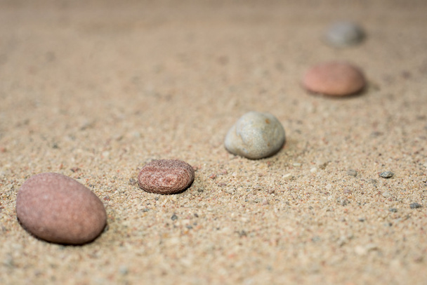 Zen kert homok hullámok és a szikla szobrok - Fotó, kép
