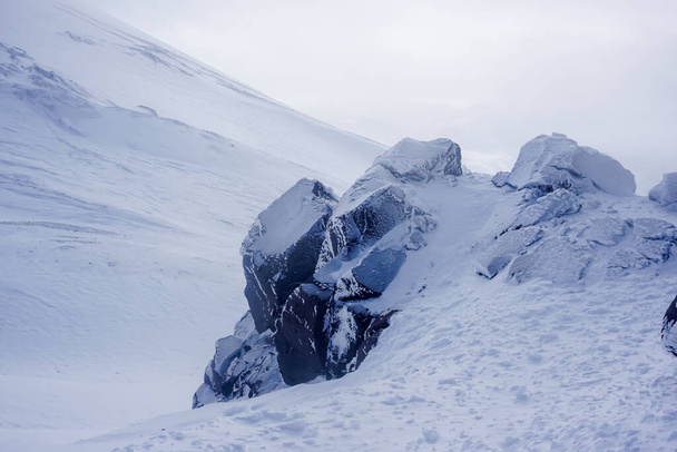Frozen rocks on the ridge of Avachinsky volcano in winter - Foto, afbeelding