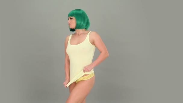 Mulher sexy com um cabelo verde
 - Filmagem, Vídeo