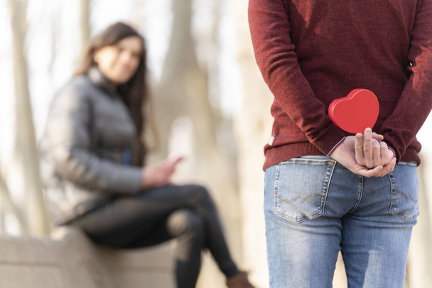 Muž překvapí svou přítelkyni dárkem ve tvaru srdce - Fotografie, Obrázek