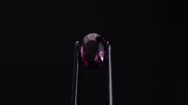 pietra naturale rosa spinello gemma sul tavolo girevole - Filmati, video