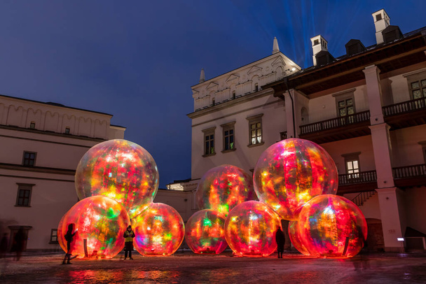 Вильнюсский фестиваль света. Установка света во Дворце Великих Князей Литовских с надутыми волшебными пузырями, освещенными различными цветами - Фото, изображение