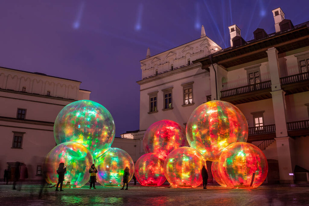 Festiwal Światła Wilna. Instalacja świateł w Pałacu Wielkich Książąt Litewskich z napompowanymi magicznymi bańkami oświetlonymi różnymi kolorami - Zdjęcie, obraz