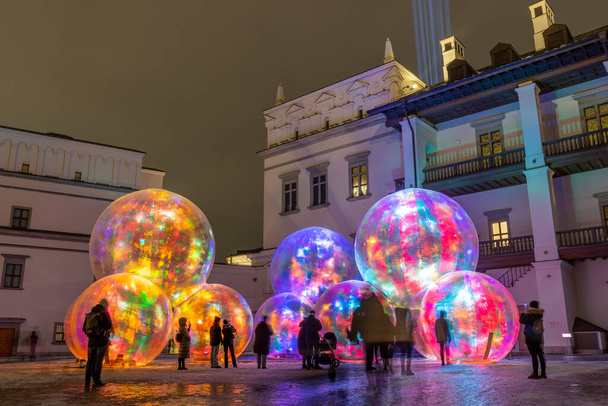 Festival de la Luz de Vilna. Instalación de luces en el Palacio de los Grandes Duques de Lituania con burbujas mágicas infladas iluminadas por varios colores - Foto, imagen