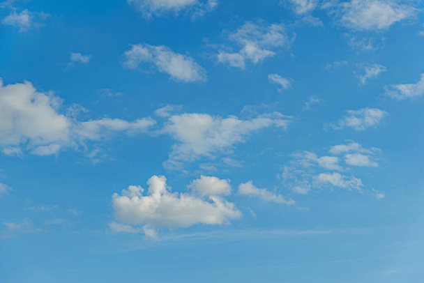 fondo abstracto de nubes esponjosas blancas en un cielo azul brillante  - Foto, imagen
