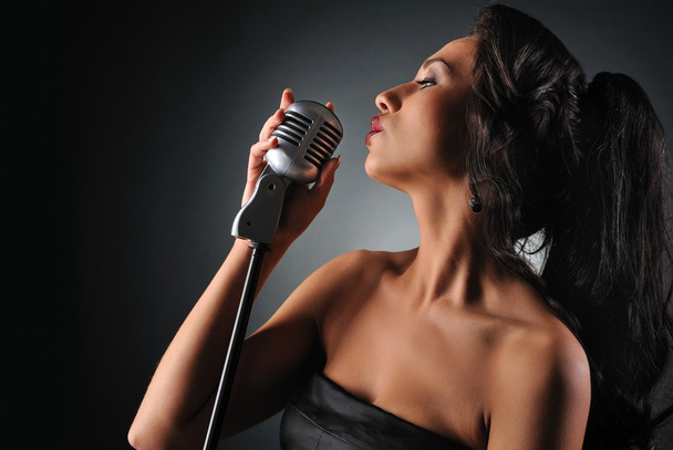 piękna brunetka kobieta śpiewa - Zdjęcie, obraz