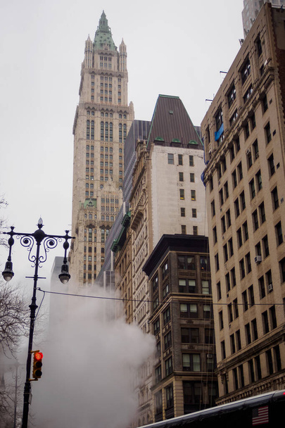 Typical atmosphere of the streets of New York in gray weather in winter, NYC - 写真・画像