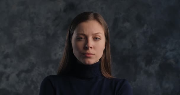 Portret van verdachte vrouw in slecht humeur, 4k 60p Prores - Video