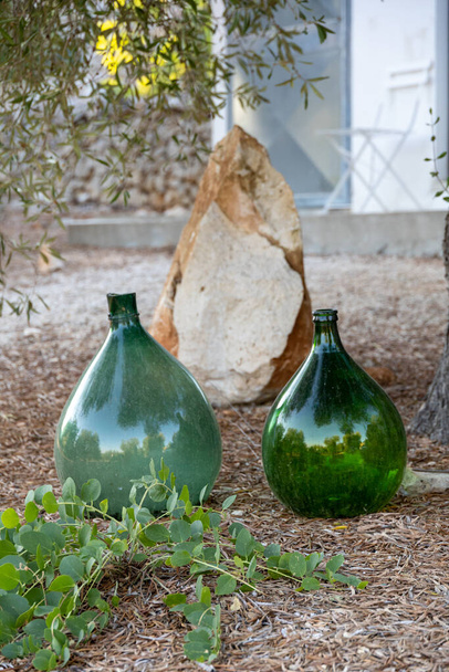 Tipik büyük yeşil cam yağ şişeleri. - Fotoğraf, Görsel