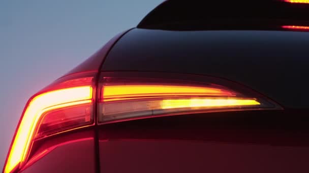 Szybki migający animowany kierunkowskaz tylnego światła czerwonego samochodu - Materiał filmowy, wideo