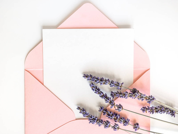 Top view pink envelope with copy space and lavender - Foto, Imagem