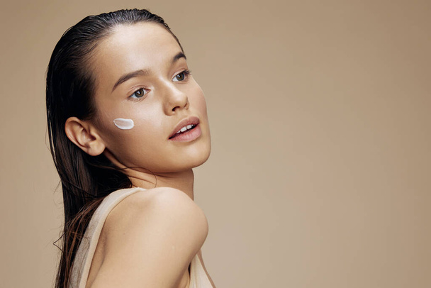 brünette Hautpflege mit weißer Maske auf dem Gesicht Close-up Make-up - Foto, Bild