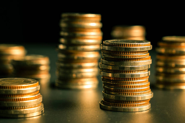 Куча золотых монет на депозитном банковском счете казначейства для сбережения - Фото, изображение