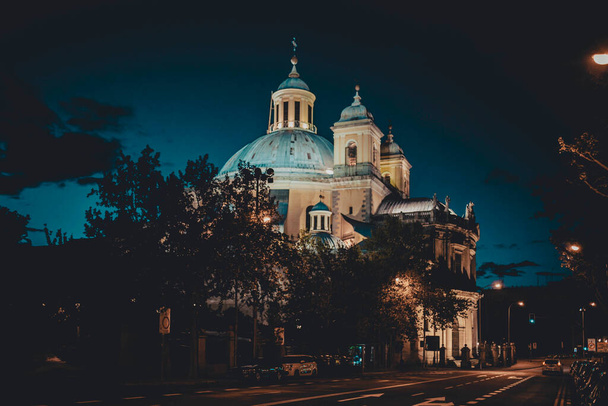 Night view of the Real Basilica de san Francisco el Grande, La Latina, Madrid, Spain. - Φωτογραφία, εικόνα