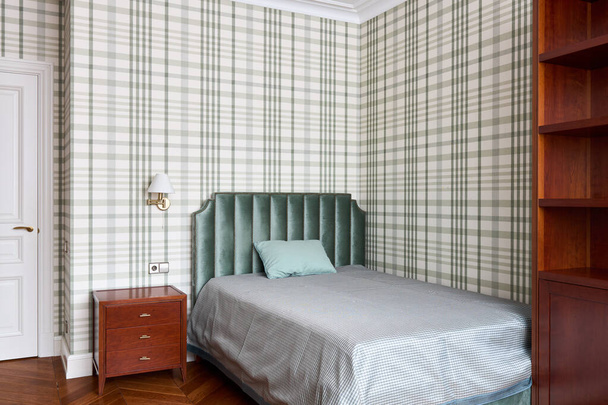 Beautiful cozy eco friendly bedroom with wood  - Foto, Bild