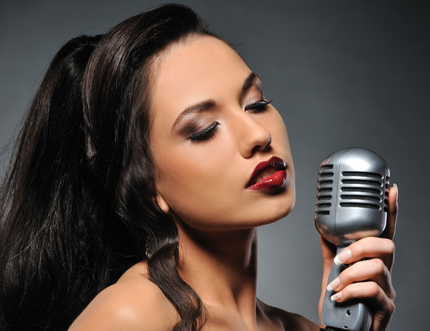 Beautiful brunette woman singing - Foto, immagini