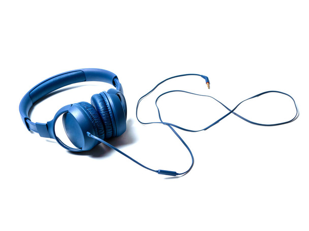 Casque d'écoute câblé bleu. Isolé sur fond blanc. Musique et accessoires audio. - Photo, image