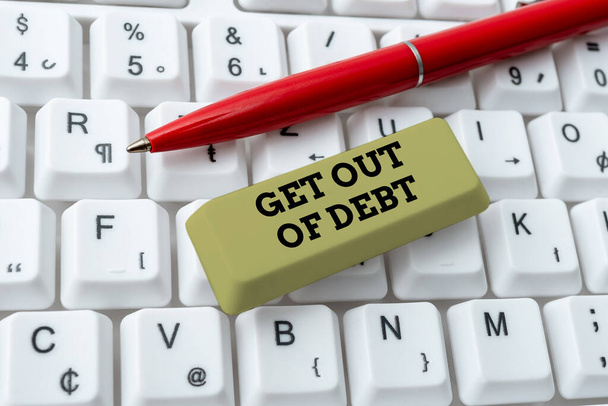 Letrero de escritura a mano Get Out Of Debt. Palabra para cambiar el hábito de gastar Aprende a presupuestar Priorizar las deudas Conectando con amigos en línea, Haciendo Reconocimientos en Internet - Foto, imagen