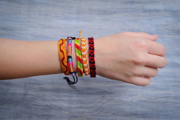 Braccio modello con bellissimo braccialetto colorato fatto a mano sul polso arte delle donne ragazza - Foto, immagini