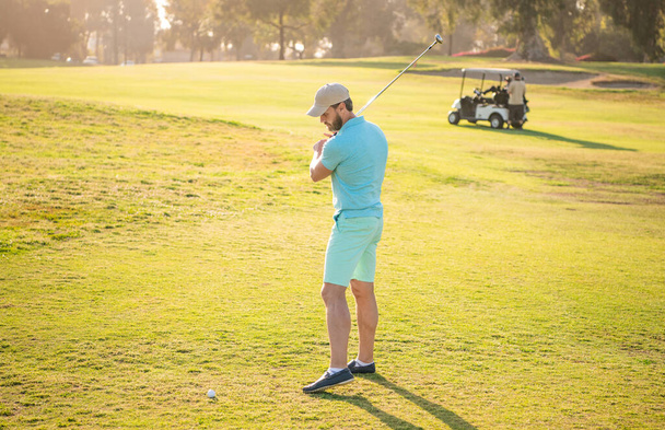zomeractiviteit. professionele sport buiten. mannelijke golfspeler op professionele golfbaan. - Foto, afbeelding