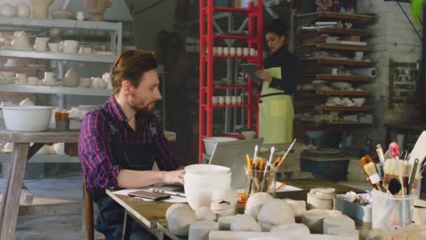 Trabalhadores organizam armazenamento no estúdio de cerâmica - Filmagem, Vídeo