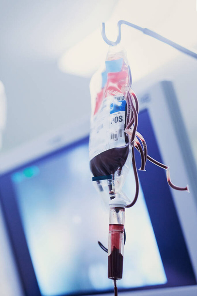 Hayat kurtar, kan bağışla. Hastanedeki serum damlasında düşük açılı kan atışı.. - Fotoğraf, Görsel
