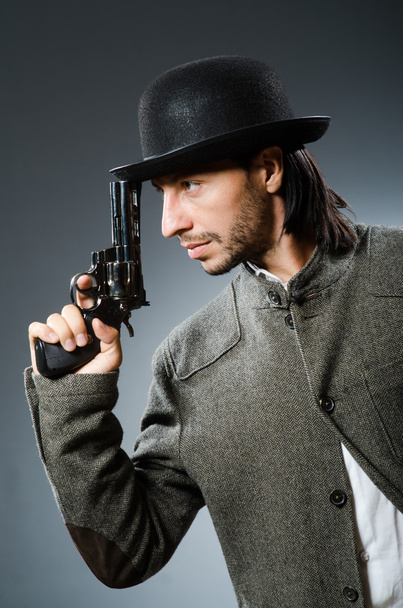 Homme avec pistolet et chapeau vintage - Photo, image