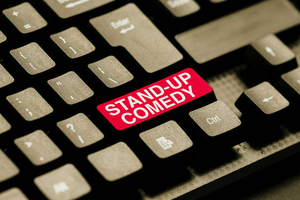 Pokaz konceptualny Stand up Comedy. Biznes pomysł komiczny styl, gdzie komik recytuje humorystyczne historie Przekazywanie pisemnych uwag do komputera, Wpisywanie komunikatów motywacyjnych - Zdjęcie, obraz