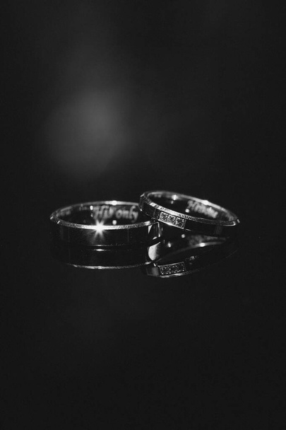 snubní prsteny na černém stole - Fotografie, Obrázek