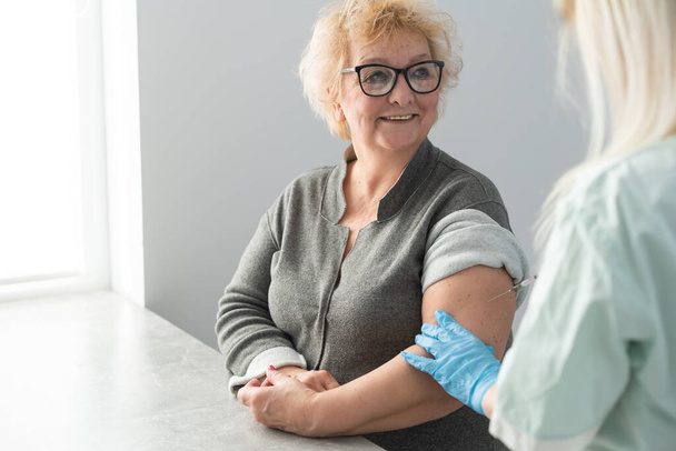 Mujer mayor vacunada contra el coronavirus por una doctora - Foto, Imagen