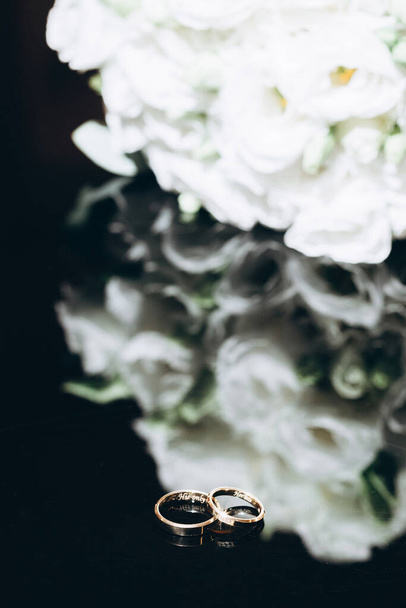 anillos de boda con flores antes de la ceremonia de boda - Foto, Imagen