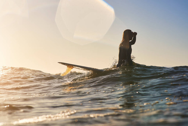 Derin tarafta bir hayat yaşıyor. Plajda sörf yapan yakışıklı bir gencin fotoğrafı.. - Fotoğraf, Görsel