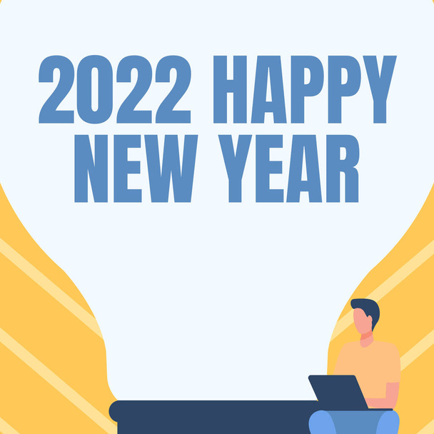 Metin 2022 Mutlu Yıllar yazılıyor. 2022 yılının başlangıcını kutlamak için büyük bir ampulün yanında oturan ve dizüstü bilgisayar kullanan beyefendiler.. - Fotoğraf, Görsel