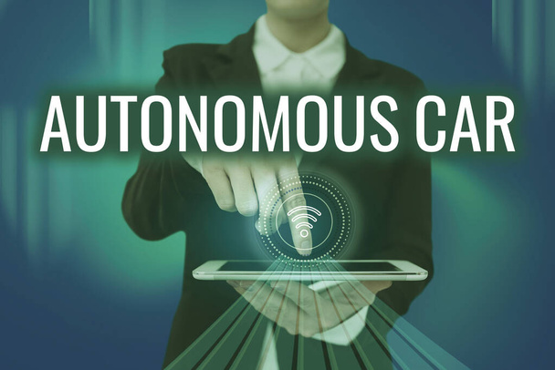 Koncepcionális kijelző Autonóm Autó. Üzleti kirakat jármű, amely képes irányítani magát anélkül, hogy emberi vezetés Lady Pressing Screen Of Mobile Phone Bemutatja a Futuristic Technology - Fotó, kép