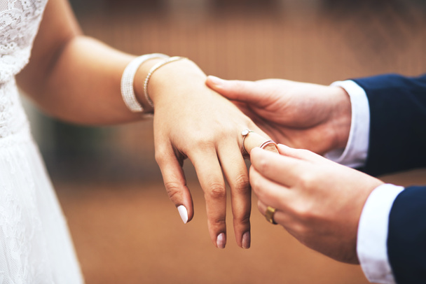 Estou comprometida contigo para sempre. Tiro cortado de um noivo irreconhecível colocando um anel em seu dedo de noiva no dia do casamento. - Foto, Imagem