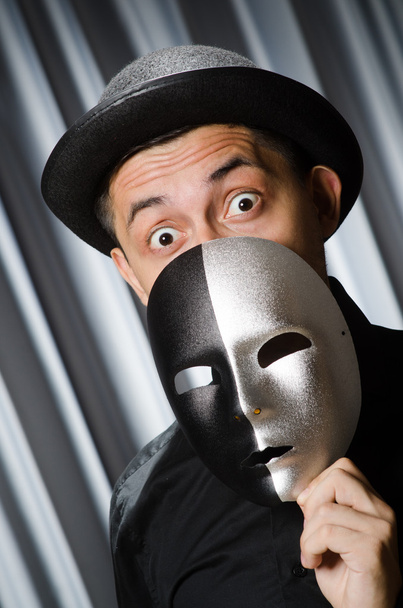 Concetto divertente con maschera teatrale - Foto, immagini