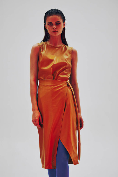 fiatal nő Glamor ruha fényes fény háttér - Fotó, kép