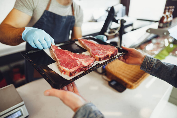 Chopped raw meat in tray in a butcher shop. - 写真・画像