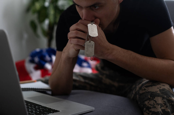 Amerikkalainen valkoihoinen sotilas USA: ssa sotilaallinen univormu tietokoneen edessä. - Valokuva, kuva
